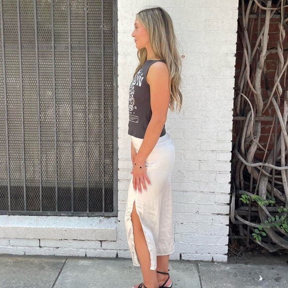 PacSun x THE MET Cream satin midi skirt with side slit sz xs / small snag in it - Picture 4 of 9